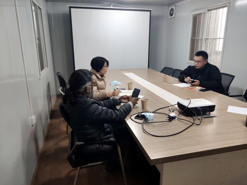 國外客戶來我廠考察，試駕奔馬小型壓路機